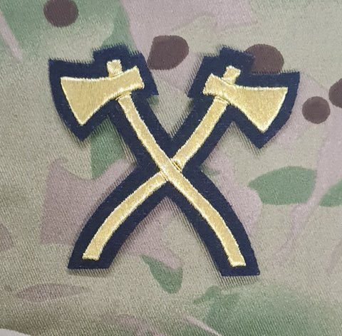 Insigne de tenue Pioneer Crossed Axes No1 or sur noir