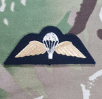 Britische Fallschirmspringerqualifikation Jump Wings Royal Marines Commando Muster Goldstickerei auf schwarzem Nr. 1-Kleid