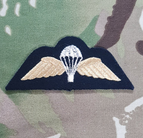 Britische Fallschirmspringerqualifikation Jump Wings Royal Marines Commando Muster Goldstickerei auf schwarzem Nr. 1-Kleid