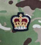 Insigne de tenue n° 1 de sergent-chef (SSGT) avec couronne dorée sur fond noir