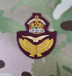 Barettabzeichen mit Bullion-Stickerei für Offiziere der Royal Air Force (RAF) (CIIIR) (Airborne/Kastanienbraun) 