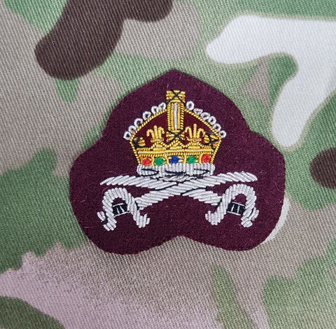 Barettabzeichen mit Bullion-Stickerei für Offiziere des Royal Army Physical Training Corps (RAPTC) (CIIIR) (Luftlandetruppen/Kastanienbraun) 