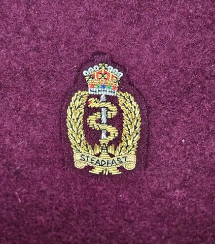 Royal Army Medical Corps / RAMC Maroon Officers Bullion-genähtes Barettabzeichen (EIIR) 