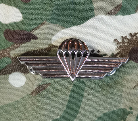 Kenya parachutist jump wings metal badge