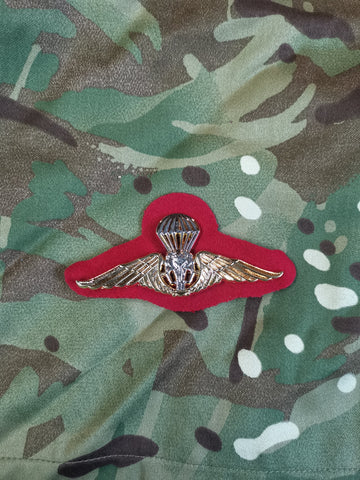 Thai / Thailand Airborne parachutist jump wings metal badge