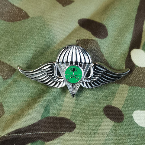 Saudi parachutist jump wings metal badge (variant)