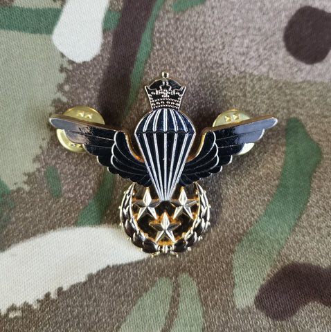 Iran / Iranian parachutist jump wings metal badge