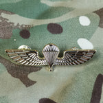 Greek / Greece parachutist jump wings metal badge