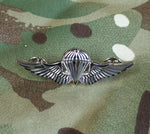 Japan / Japanese  parachutist jump wings metal badge